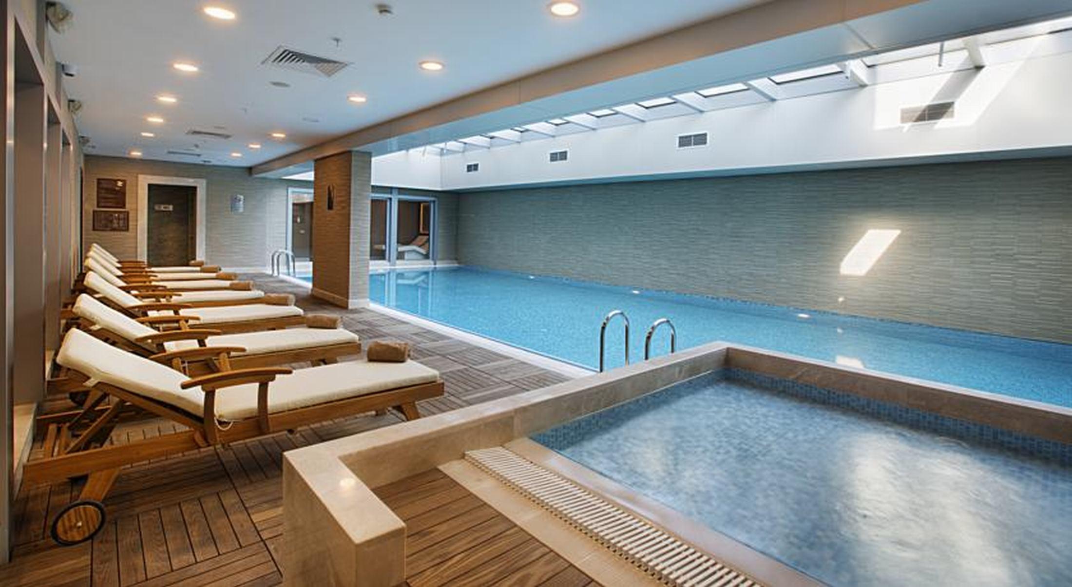 Dedeman Bostanci Istanbul Hotel & Convention Center Zewnętrze zdjęcie The swimming pool at the hotel