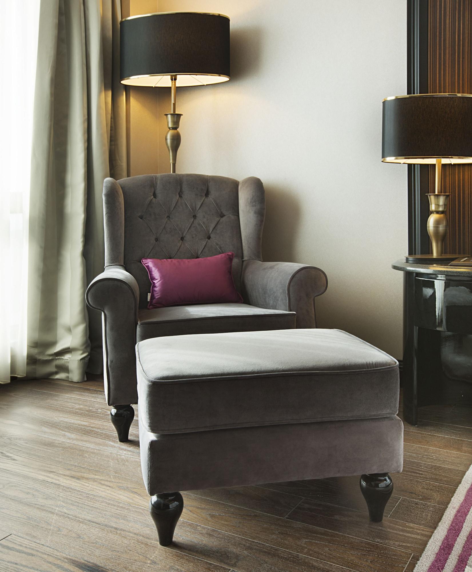 Dedeman Bostanci Istanbul Hotel & Convention Center Zewnętrze zdjęcie A chair with a footstool